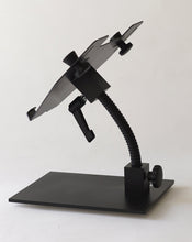 Laden Sie das Bild in den Galerie-Viewer, easyread tablet tischständer aluminum natur gebürstet / aluminium natur gebürstet